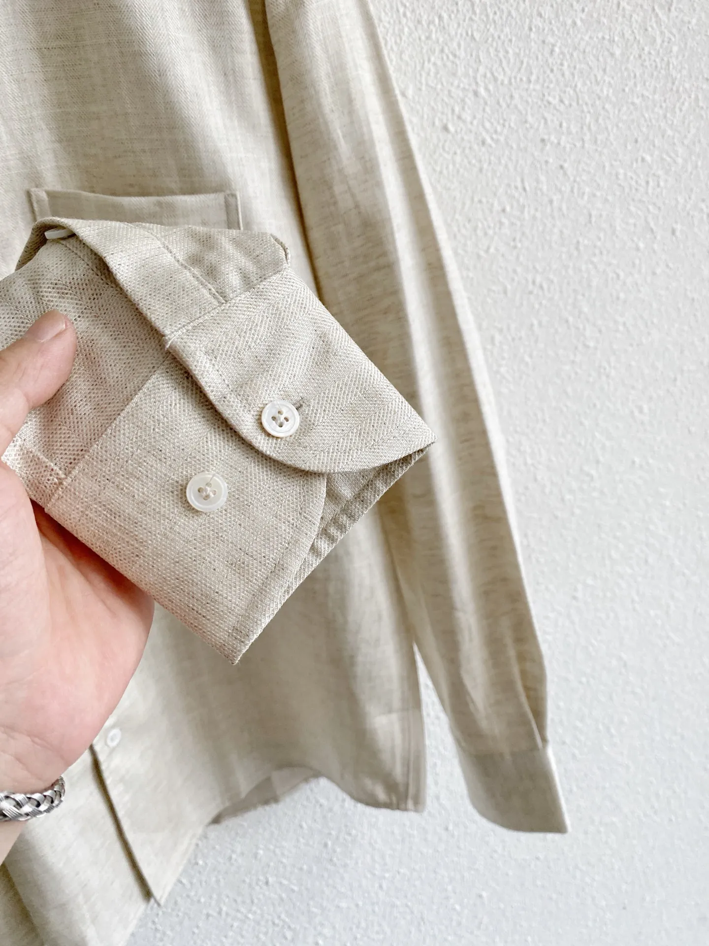 Loro Piana selects Tencel linen fabric, which is breathable and refreshing, with delicate natural texture, and the upper body is comfortable and heat-dissipating. Fitted with a slightly loose fit, Classic lapels and practical chest pockets. Simple and advanced casual style, clean and tidy, available in two colors, Versatile for daily commuting, easy to create a relaxed and textured look for men. Sizes:M-4XL